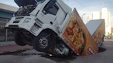 Río Cuarto: un camión que transportaba 26 mil kilos de pollo cayó a un pozo que se originó en el asfalto y quedó atrapado