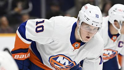 The Islanders have signed restricted free agent forward Simon Holmstrom to a 1-year contract