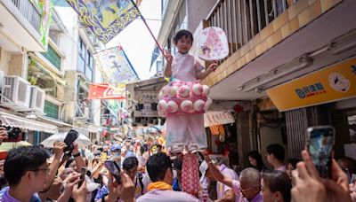 長洲太平清醮｜島外人讚飄色貼近時事 最愛梁祝 感長洲街坊熱情