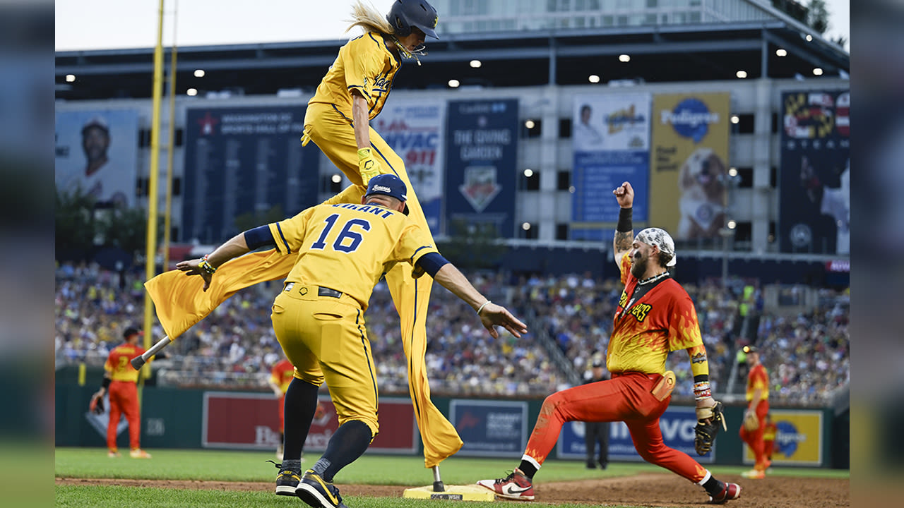 Savannah Bananas play for 42,000 fans at Nationals Park