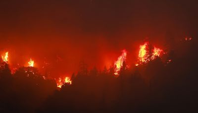 California lucha contra los incendios mientras las autoridades advierten por el calor extremo