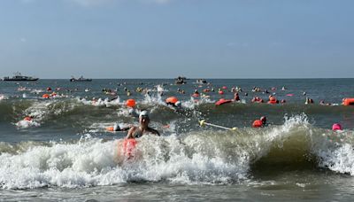 金門海上長泳1200名泳士繽紛登場 800M競賽組卓承齊稱王鄧羽彣封后