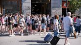 馬德里市中心遊客人潮與拖著行李箱的遊客 (圖)