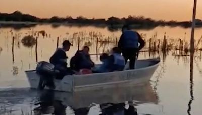 En medio de las inundaciones, la prefectura uruguaya rescató a un niño con problemas de salud y lo trasladó a un hospital en bote