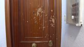 Infierno en un edificio de Valladolid: una vecina destroza con un hacha la puerta de otro