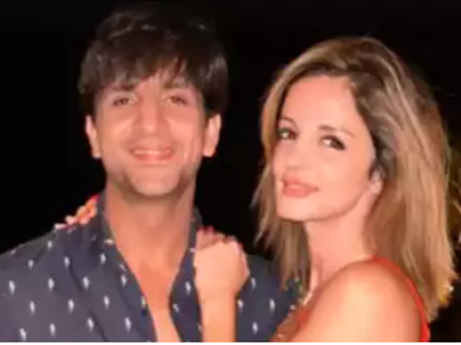 Sussanne Khan's phone wallpaper pic with boyfriend Arslan Goni is all things adorable: video inside | Hindi Movie News - Times of India