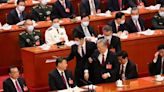 VIDEO| Escándalo en China: echaron por la fuerza al expresidente Hu Jintao del Congreso que reeligió a Xi Jinping