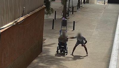 Dos detenidos por robar una cadena de oro a un hombre en silla de ruedas en Cornellà de Llobregat