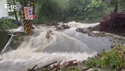 嘉義雨超狂！阿里山48小時內雨量將破千 小火車鐵軌全泡水