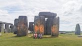 Dos ecologistas detenidos tras rociar con pintura naranja el monumento de Stonehenge