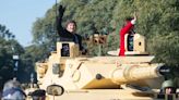 El momento en que Javier Milei y Victoria Villarruel suben a un tanque de guerra en el desfile militar por el 9 de Julio