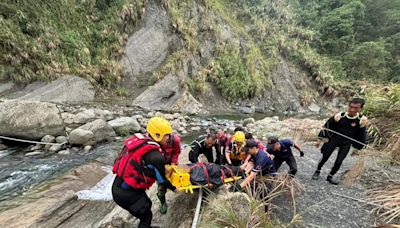 影/鹿谷7旬翁「溪谷迷路」幸被釣客發現 消防緊急搬運救人