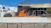 Arde un restaurante de un centro comercial abandonado en Playa Blanca