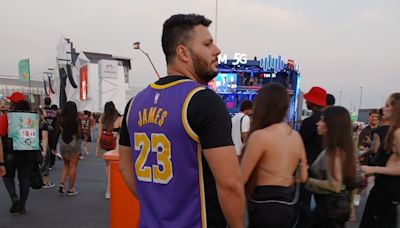 Fãs de Travis Scott vestem camisetas de LeBron James para show do Rock in Rio; entenda a relação