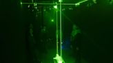 Chilenas lideran original exhibición de física cuántica y arte lumínico