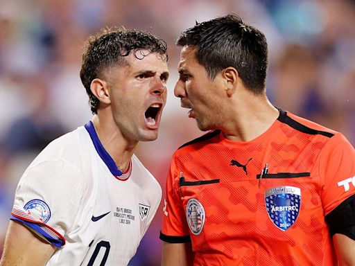 Christian Pulisic's handshake refused by referee, sparks outrage among fans: 'Classless'