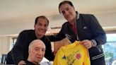 De alumno a maestro: Néstor Lorenzo visitó a Carlos Bilardo y le regaló una camiseta de Colombia autografiada