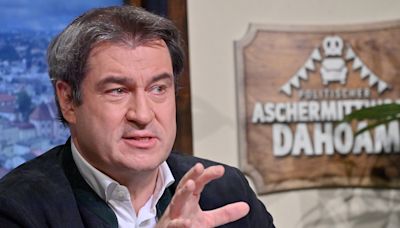 TV-Kolumne „75 Jahre BR“ - Söder, Papst und Erdbeerkuchen: Der BR gratuliert sich mit fragwürdiger Doku selbst