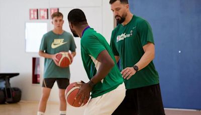 Melvin Ejim trabaja con Alfonso Sánchez antes de irse con Canadá