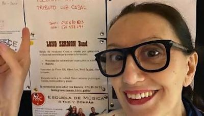 Luz Casal comparte el cartel que se ha encontrado con un mensaje muy especial