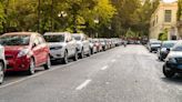 ¿Cuál es la multa por aparcar en doble fila y en qué casos se puede hacer?
