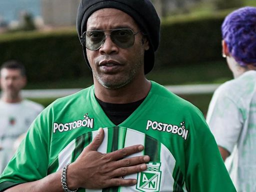 Ronaldinho se puso la camiseta de Atlético Nacional: así fue la reacción de los hinchas Verdolagas