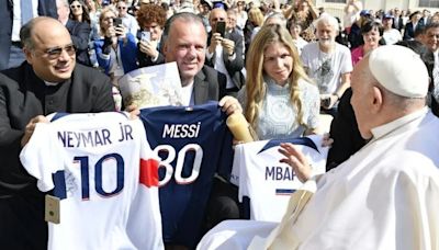 Neymar, Messi e Mbappé: Papa Francisco abençoa camisas doadas a leilão para o RS