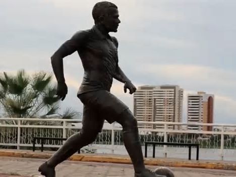 Retiran la estatua de Dani Alves de su ciudad natal