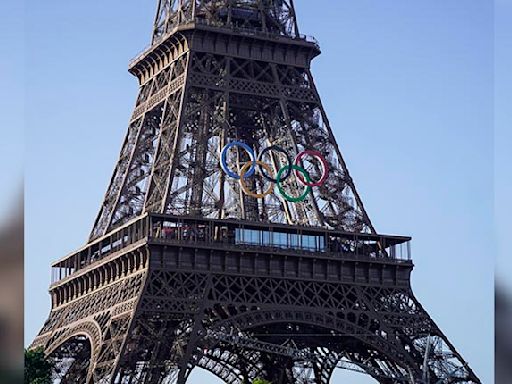 La Torre Eiffel exhibe los 5 aros olímpicos