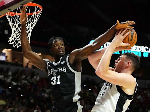 San Antonio Spurs Sign Free Agent Center