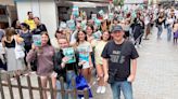 Éxito de Blue Jeans en la Feria del Libro Gijón: 'Muchas gracias a los que vinisteis a la firma'