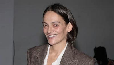 Laura Ponte, sin maquillaje y cumplidos los 50, nueva imagen de Phoebe Philo