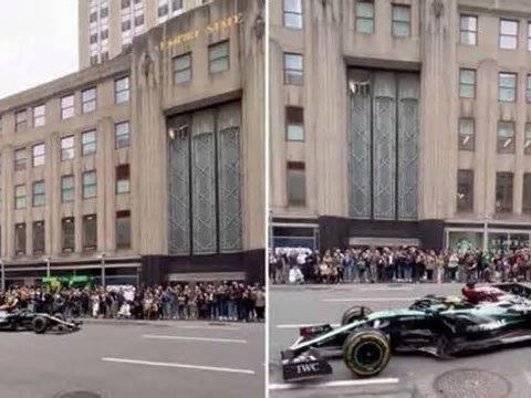 Lewis Hamilton sfreccia con la sua Mercedes davanti all'Empire State Building