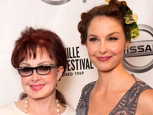 Ashley Judd Says an “Undiagnosed” Mental Illness “Stole” Her Mom Naomi Judd