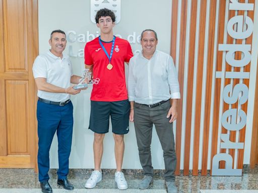 El Cabildo de Lanzarote recibe a Miguel Ángel Martín, campeón de Europa de balonmano junior