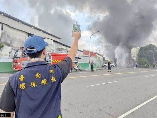 山上區工廠火災黑煙污染物逸散 南市環保局採樣監測空品若違法告發裁罰