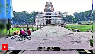 Kolkata's Durga Puja Organisers Brace for Rainy Weather: Precautions in Place | Kolkata News - Times of India