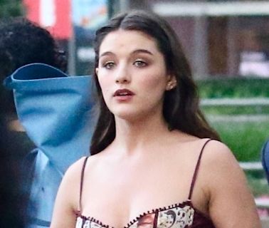 Suri Cruise, filha de Tom Cruise e Katie Holmes, posa com seu par pro baile de formatura