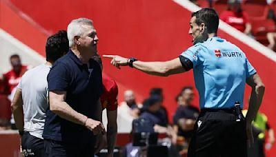 Javier Aguirre recibió un fuerte golpe del árbitro asistente que casi le deja K.O. en pleno partido