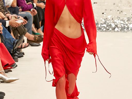 2024 夏日紅色造型盤點！鏤空洋裝、中性褲裝...穿出屬於你的盛夏風格