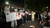 太陽花重演？立法院學生深夜集結舉牌「沒有討論，不是民主」
