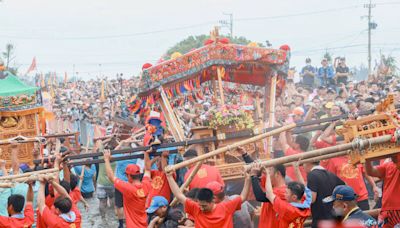 新塭嘉應廟「衝水路、迎客王」 信眾擠爆王船碼頭