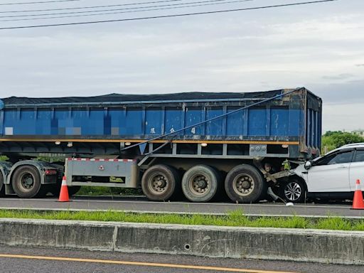 快訊／嘉義東石重大車禍！休旅車插進砂石車「滿地血」1死1重傷