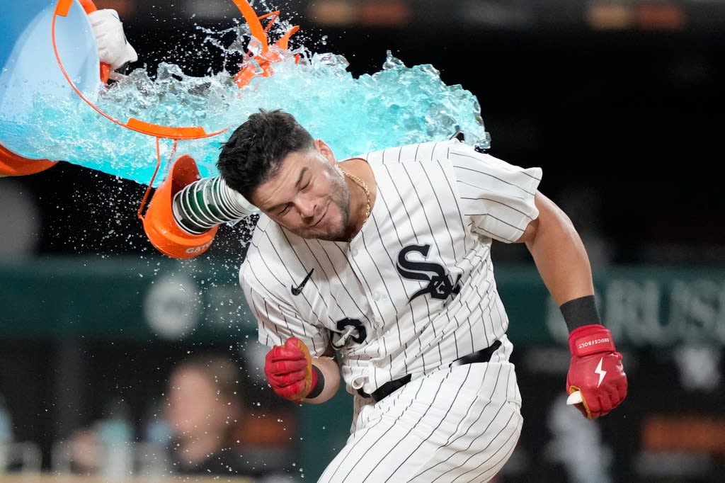 Andrew Benintendi’s walk-off home run gives the Chicago White Sox a 7-6 win, snapping a 16-game home losing streak