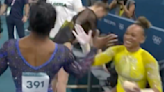 Olimpíadas 2024: Web reage com cumprimento de Rebeca e Simone antes de final da ginástica
