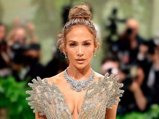 El espectacular vestido de transparencias de Jennifer López para la Met Gala 2024: un Schiaparelli de pedrería y estampados florales