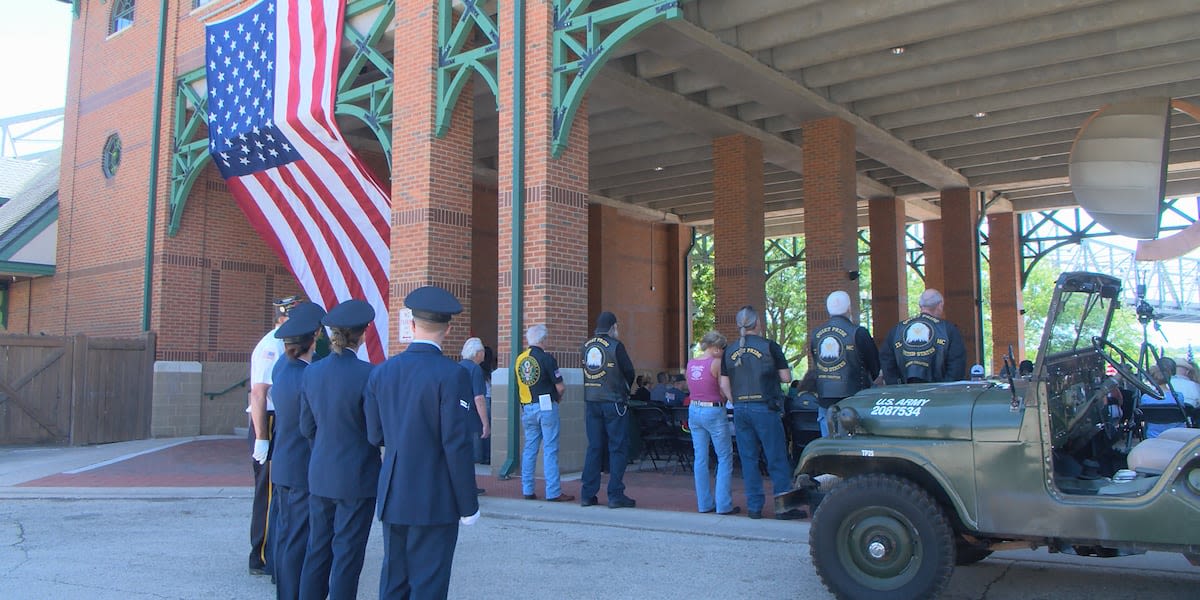 Public honors fallen veterans in Peoria