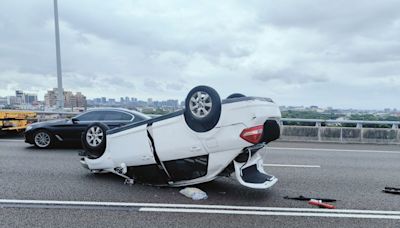 安全帶保命！小客車國道擦撞翻覆 車上一對男女僅擦挫傷｜壹蘋新聞網