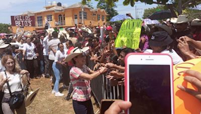 Entre porras y aplausos, AMLO y Sheinbaum llegan a la Costa Chica de Guerrero