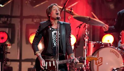 Keith Urban’s pop-up show in small Dallas club celebrates his rise playing in ‘dive bars’